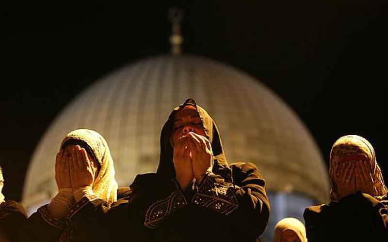 صور.. 300 ألف مصلٍ يحيون "القدر" بالأقصى