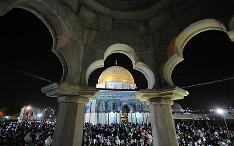 صور.. 300 ألف مصلٍ يحيون "القدر" بالأقصى