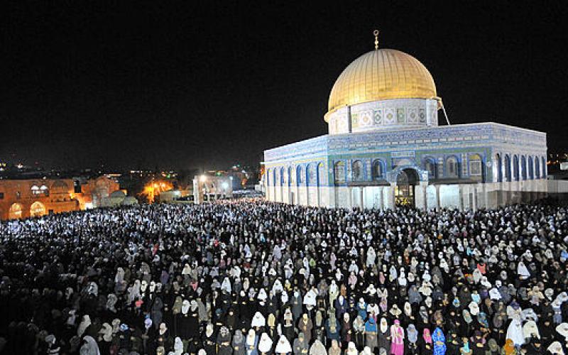 صور.. 300 ألف مصلٍ يحيون "القدر" بالأقصى