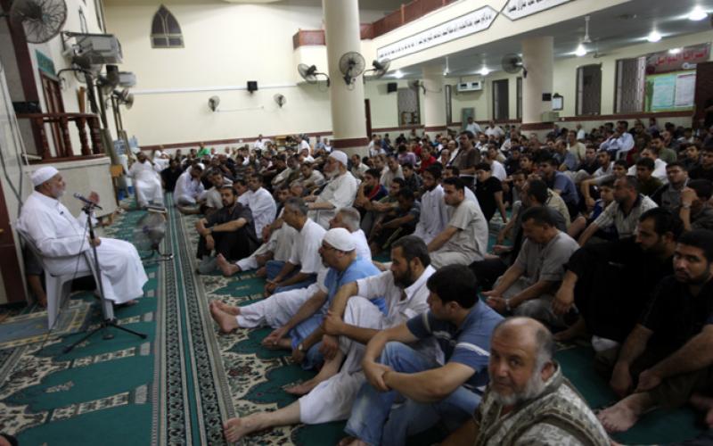 صور..هنية يحيي ليلة القدر ويؤم مصليها