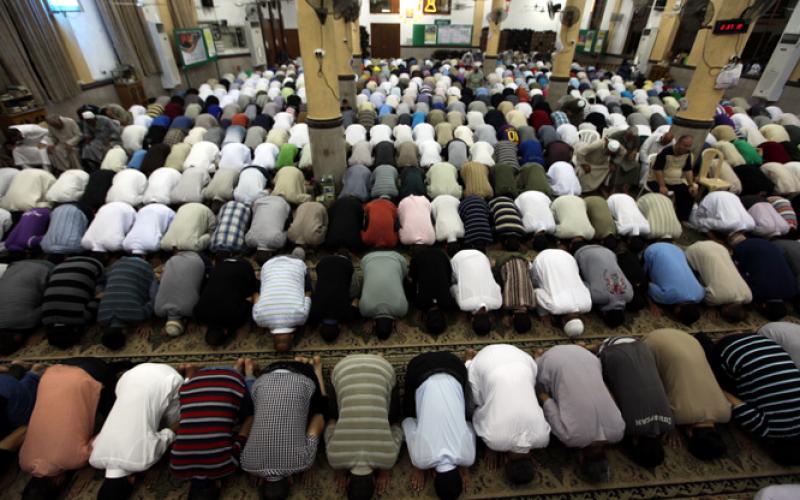صور..هنية يحيي ليلة القدر ويؤم مصليها