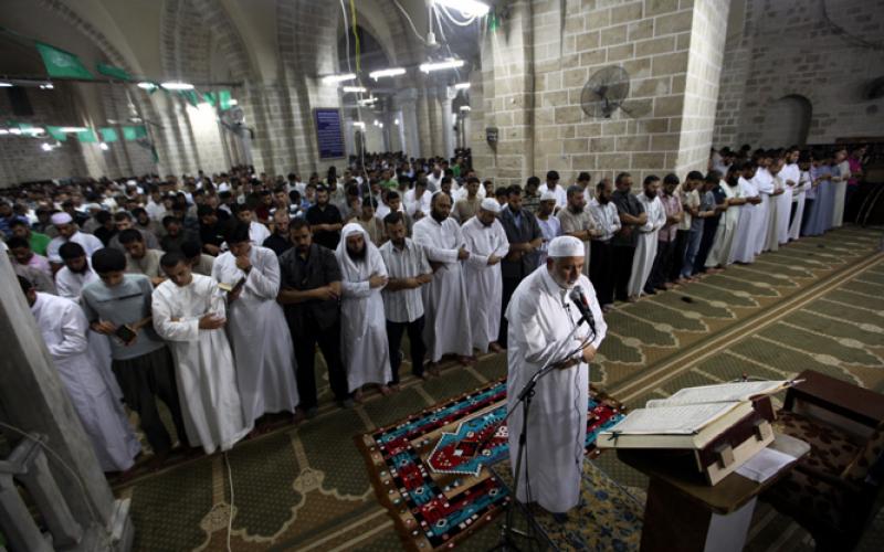 صور..هنية يحيي ليلة القدر ويؤم مصليها