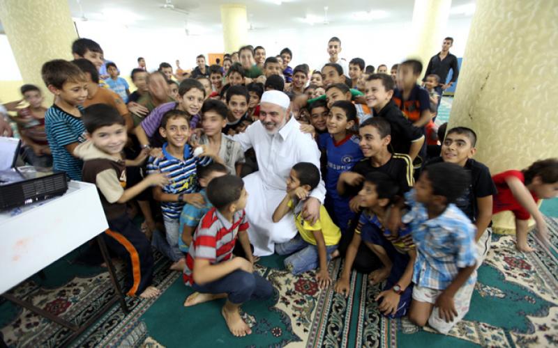 صور..هنية يحيي ليلة القدر ويؤم مصليها