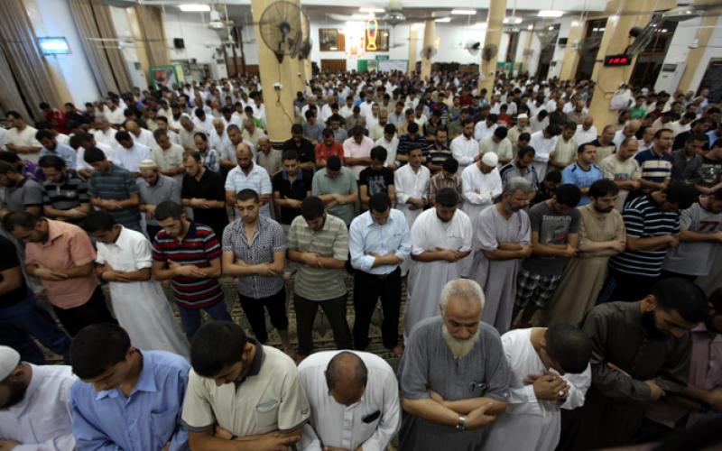 صور..هنية يحيي ليلة القدر ويؤم مصليها