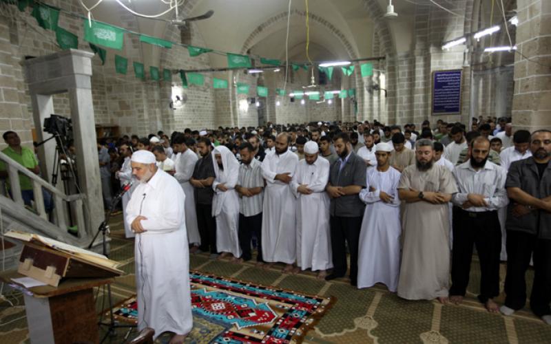 صور..هنية يحيي ليلة القدر ويؤم مصليها