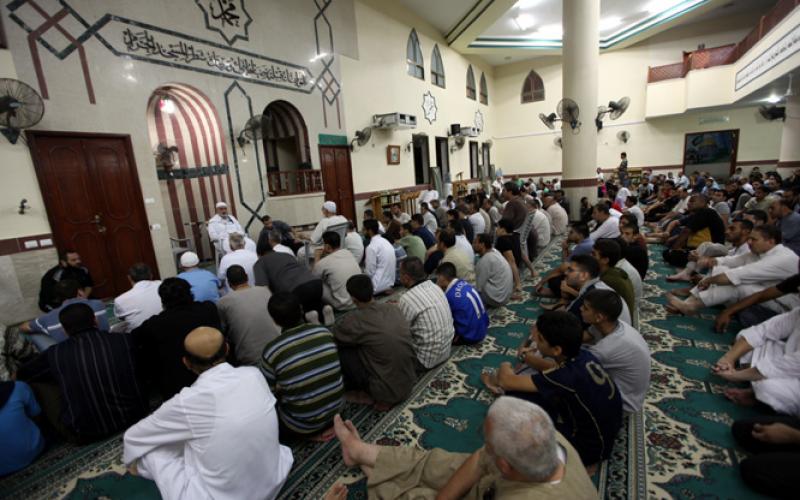 صور..هنية يحيي ليلة القدر ويؤم مصليها