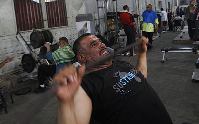 صور.. بطل غزي مقعد يتدرب على ألعاب القوى