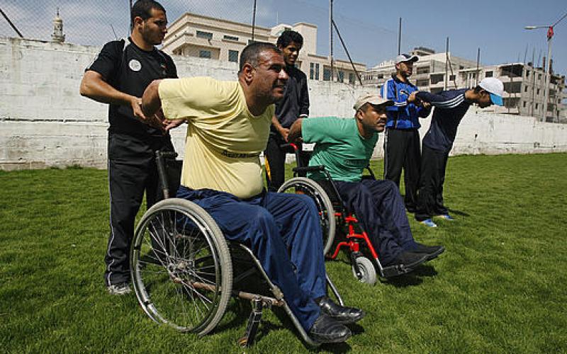 صور.. بطل غزي مقعد يتدرب على ألعاب القوى