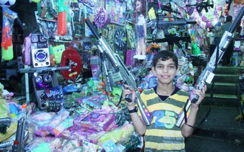 صور.. بهجة العيد في أسواق غزة وعيون أطفالها
