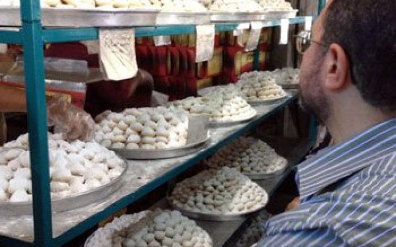 بالصور: رئيس وزارء مصر في السوق بلا حراسة