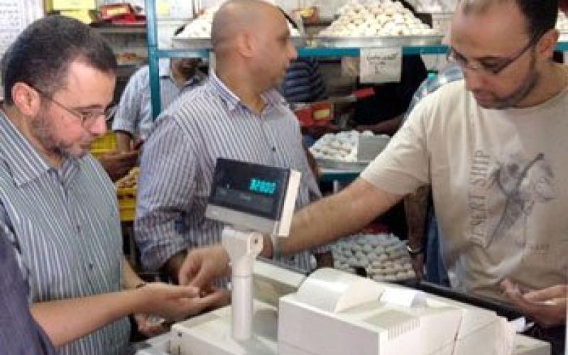 بالصور: رئيس وزارء مصر في السوق بلا حراسة