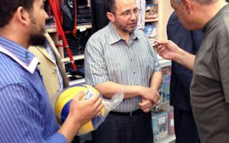 بالصور: رئيس وزارء مصر في السوق بلا حراسة