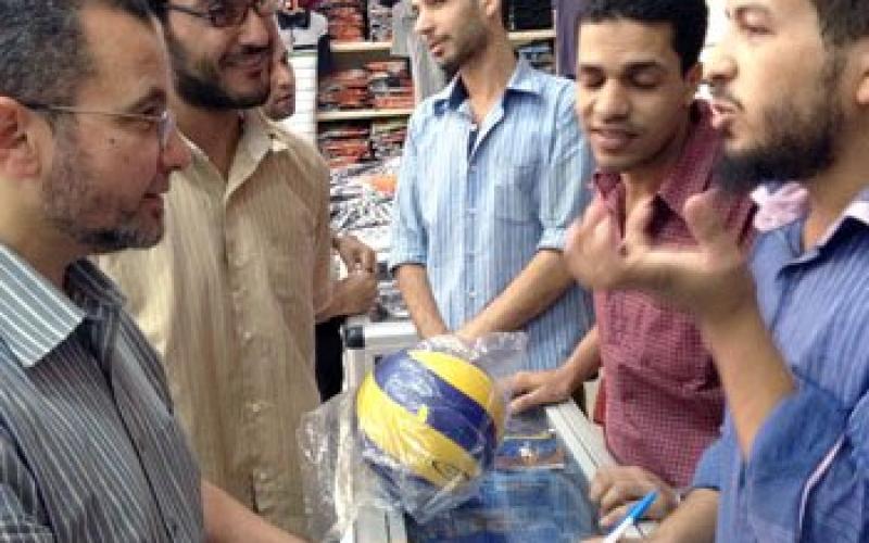 بالصور: رئيس وزارء مصر في السوق بلا حراسة