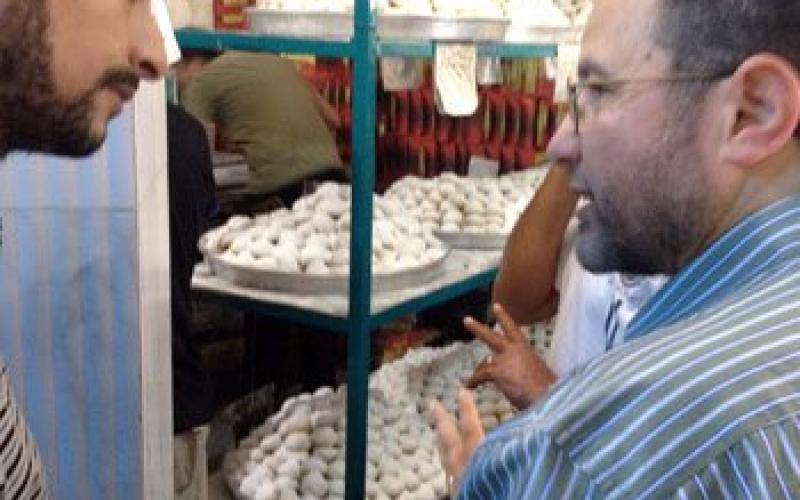 بالصور: رئيس وزارء مصر في السوق بلا حراسة
