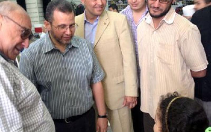 بالصور: رئيس وزارء مصر في السوق بلا حراسة