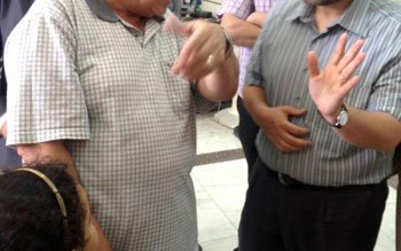 بالصور: رئيس وزارء مصر في السوق بلا حراسة