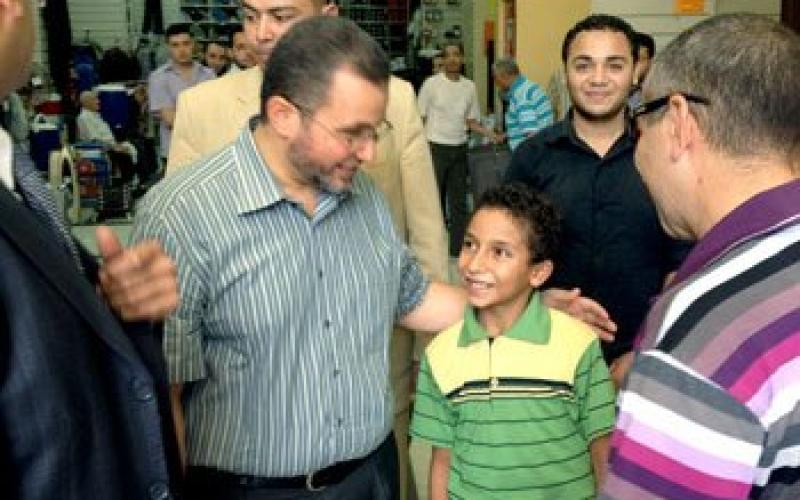 بالصور: رئيس وزارء مصر في السوق بلا حراسة