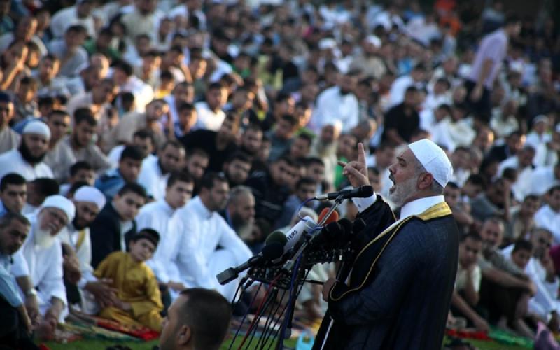 صور..هنية يؤم المصلين في صلاة العيد