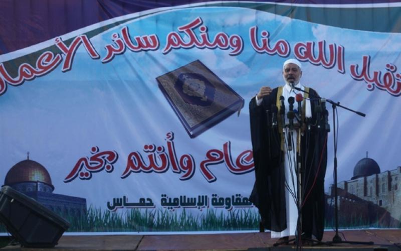 صور..هنية يؤم المصلين في صلاة العيد