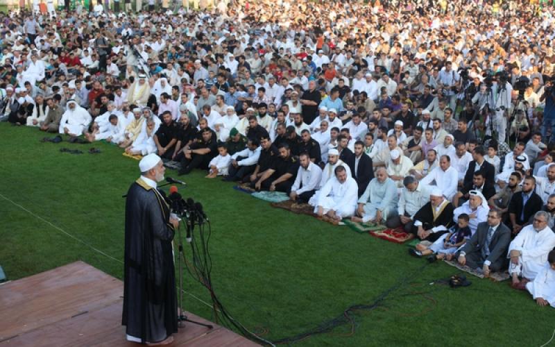 صور..هنية يؤم المصلين في صلاة العيد