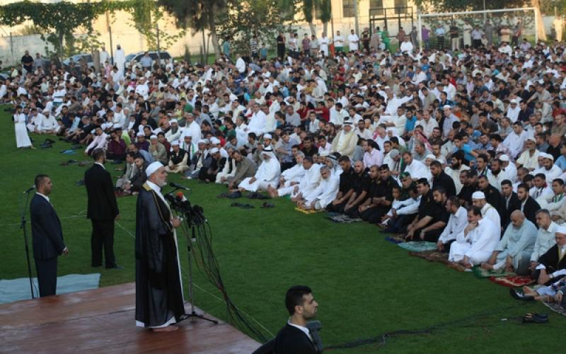 صور..هنية يؤم المصلين في صلاة العيد