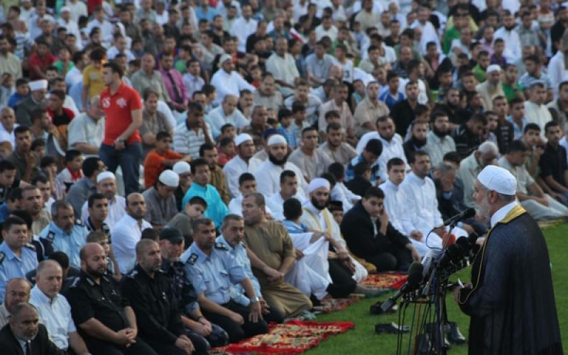 صور..هنية يؤم المصلين في صلاة العيد