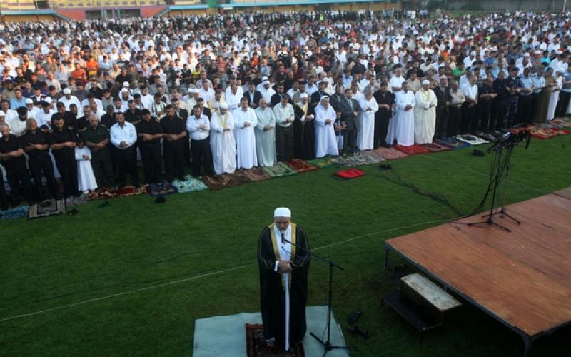 صور..هنية يؤم المصلين في صلاة العيد