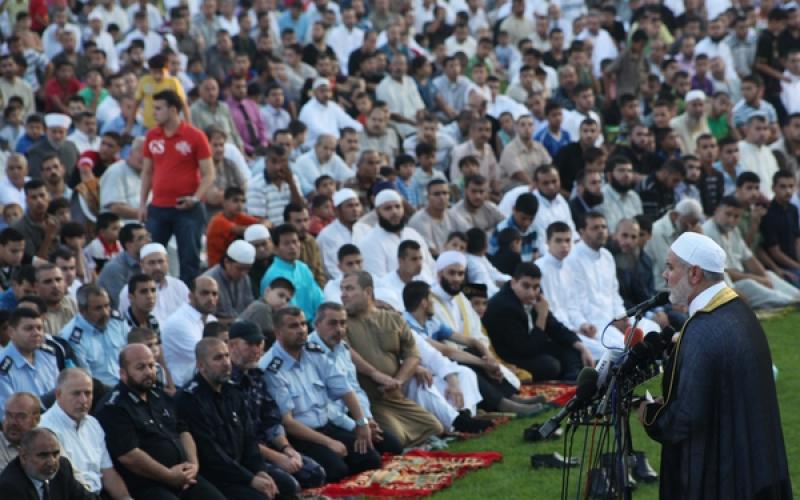 صور..هنية يؤم المصلين في صلاة العيد