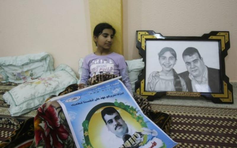 "جمانة" تبحث عن العيد في صور والدها الأسير