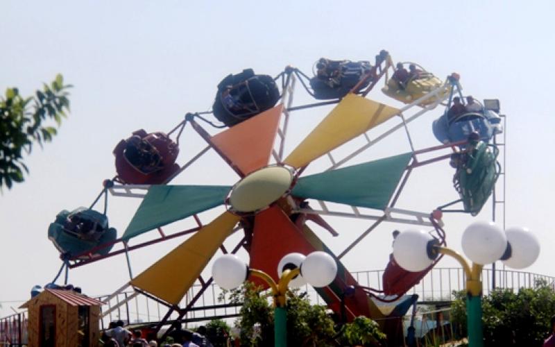 صور.. العيد في "مدينة الملاهي" بغزة