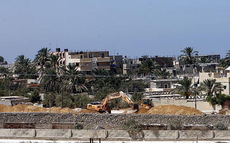 بالصور: مصر تقطع شرايين الحياة عن غزة