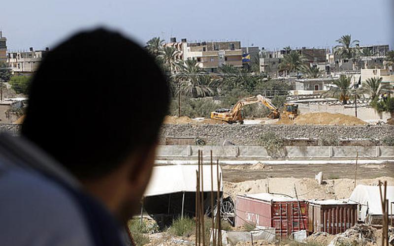 بالصور: مصر تقطع شرايين الحياة عن غزة