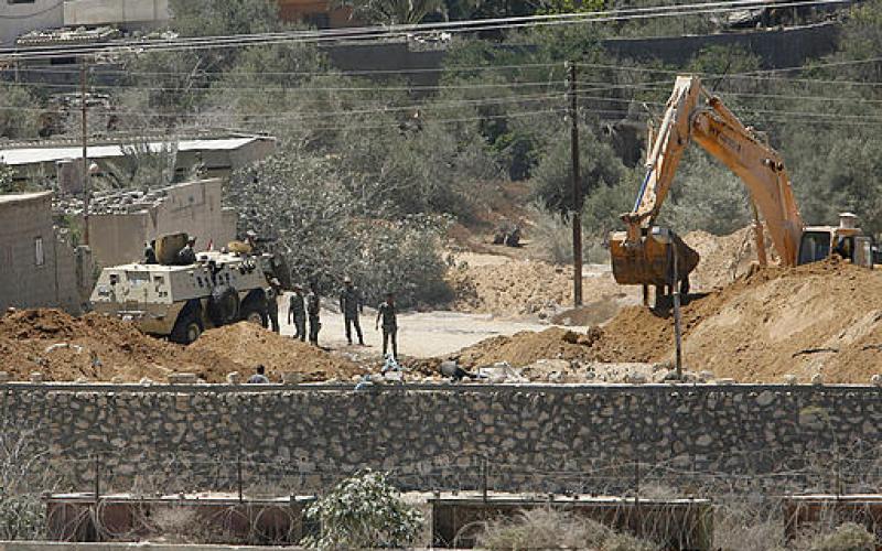 بالصور: مصر تقطع شرايين الحياة عن غزة