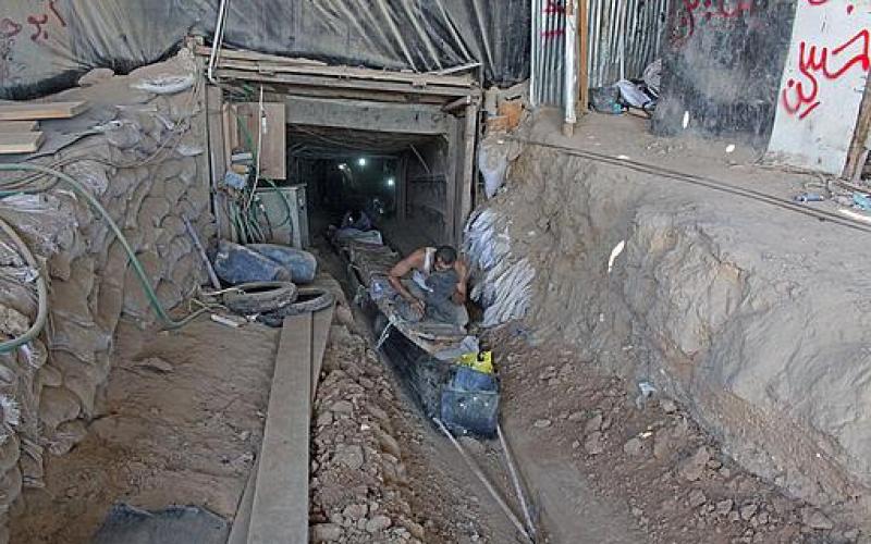 بالصور: مصر تقطع شرايين الحياة عن غزة