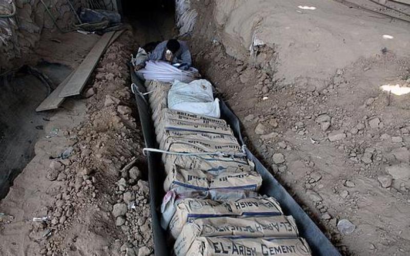 بالصور: مصر تقطع شرايين الحياة عن غزة