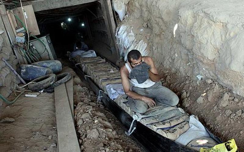 بالصور: مصر تقطع شرايين الحياة عن غزة