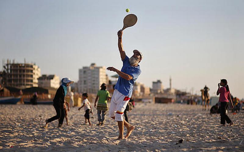 صور.. ألعاب ومراكب وأطفال على شاطئ غزة