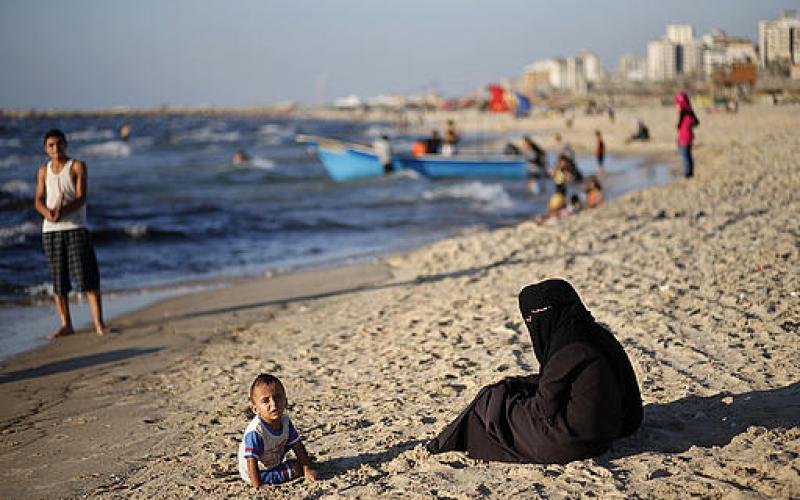 صور.. ألعاب ومراكب وأطفال على شاطئ غزة