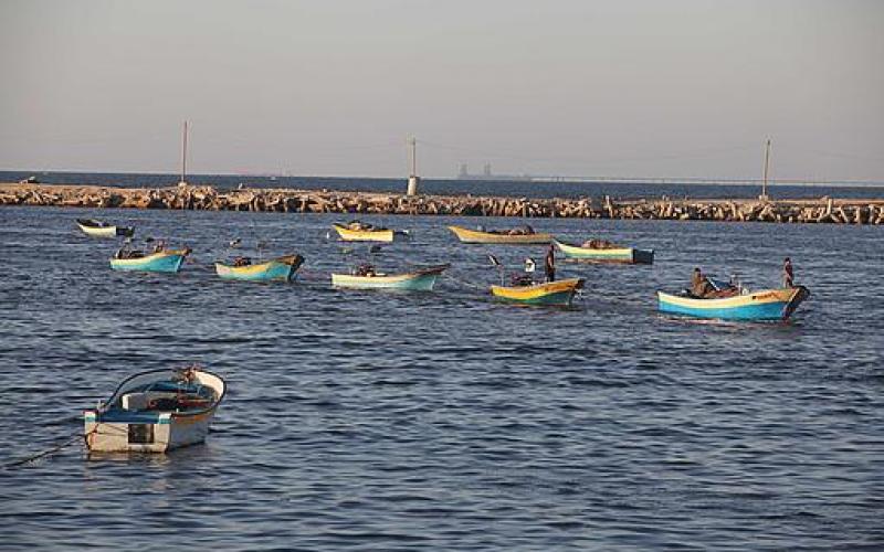 صور.. ألعاب ومراكب وأطفال على شاطئ غزة