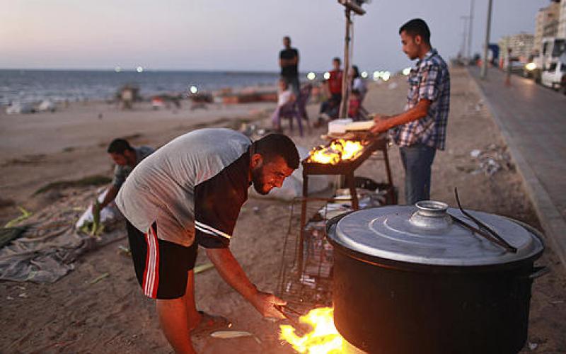 صور.. ألعاب ومراكب وأطفال على شاطئ غزة