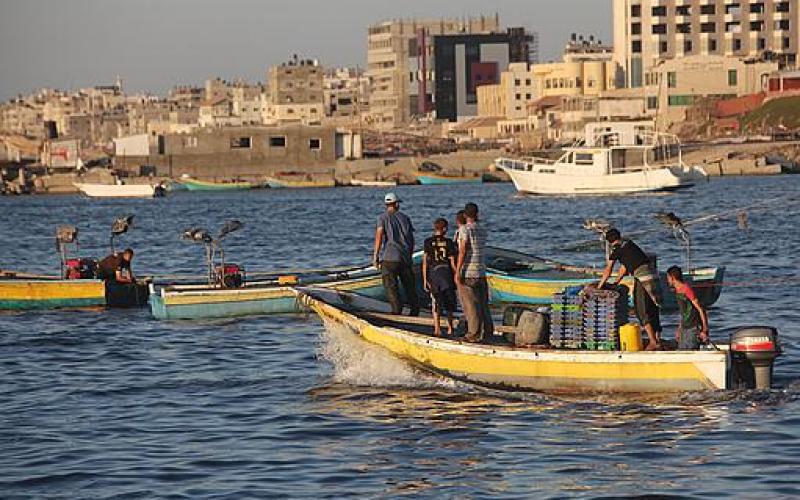 صور.. ألعاب ومراكب وأطفال على شاطئ غزة