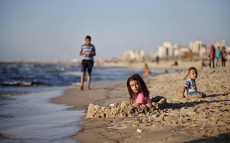 صور.. ألعاب ومراكب وأطفال على شاطئ غزة