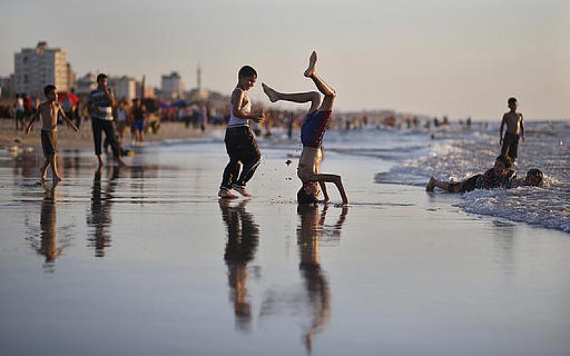 صور.. ألعاب ومراكب وأطفال على شاطئ غزة