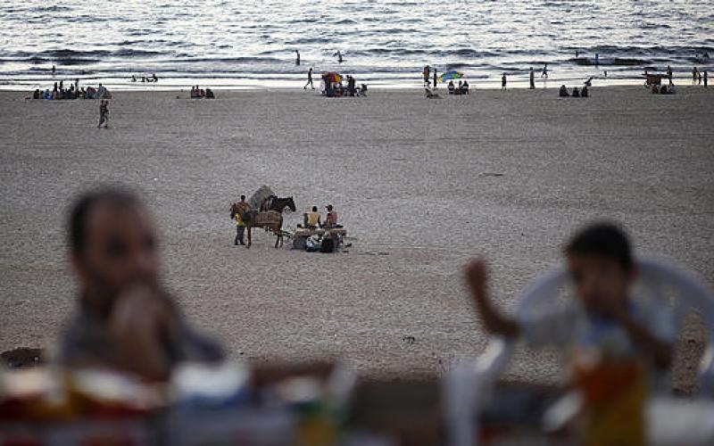 صور.. ألعاب ومراكب وأطفال على شاطئ غزة