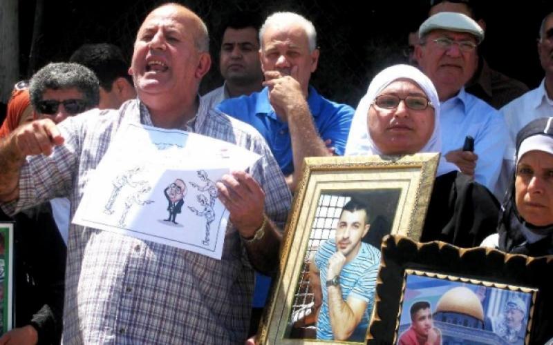 بالصور: محتجون يرفضون سياسة فياض الاقتصادية