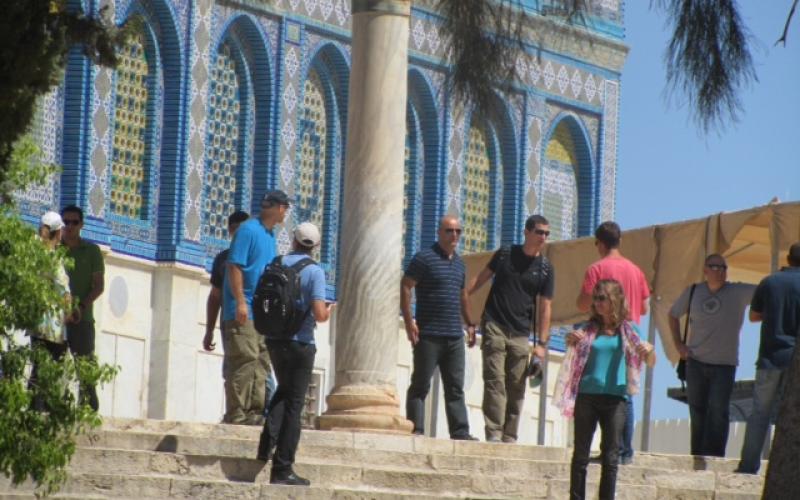 صور..مجندات يقتحمن ويدنّسن المسجد الأقصى