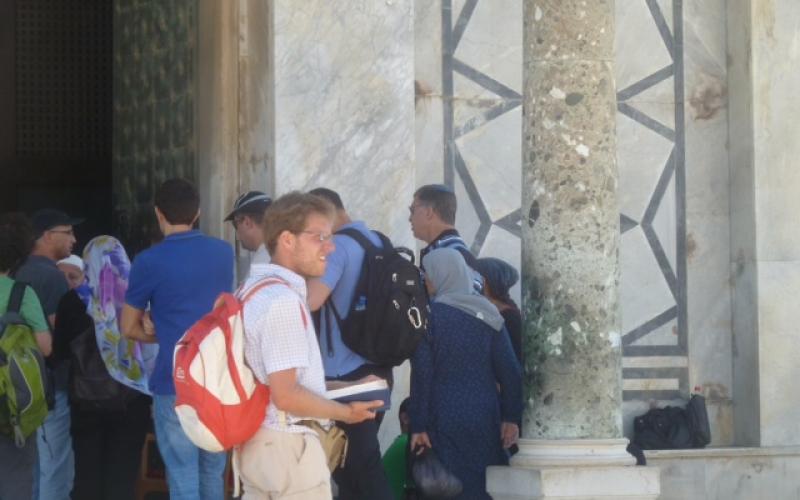 صور..مجندات يقتحمن ويدنّسن المسجد الأقصى