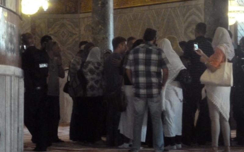 صور..مجندات يقتحمن ويدنّسن المسجد الأقصى