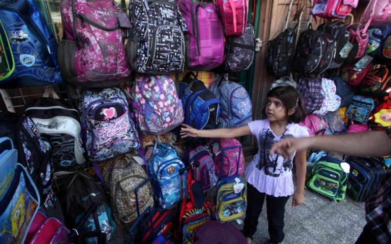 صور..إقبال على الأسواق لشراء حاجيات المدارس