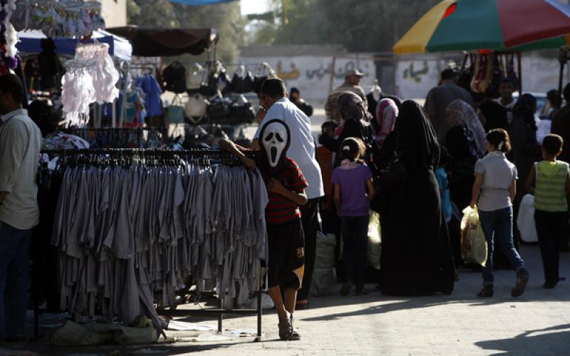 صور..إقبال على الأسواق لشراء حاجيات المدارس